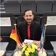Docente de la clase de Educación Fisica. Entrenador de futbol graduado de la universidad de Leipzig Alemania. Maestro de Natacion